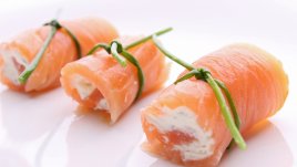 Пушена сьомга с топено сирене и краставица