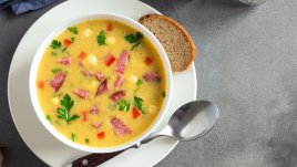 Яхния с наденица и картофи в мултикукър 