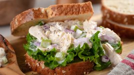 Салата с месо и пушено сирене