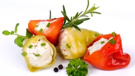 Пикантни мариновани чушки с крема сирене