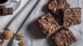 Брауни с черен шоколад, орехи и ванилия 