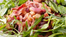 Салата с боб и салам