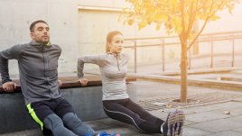 Упражнението „кофички“ за трицепс и цялостно стягане на ръцете