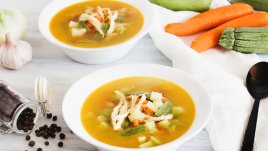 Пилешка супа с тиквички и моркови 
