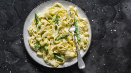 Паста с аспержи, пекорино и билки