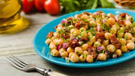 Салата с нахут и дресинг