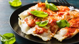 Тортелини с доматен сос и пармезан