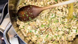 Гъби в масло с лук, бекон и магданоз