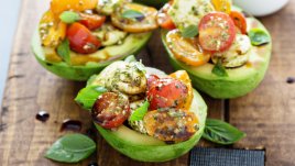 Пълнено авокадо с моцарела и чери домати