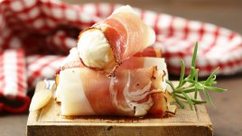 Рулца с прошуто, мед и орехи