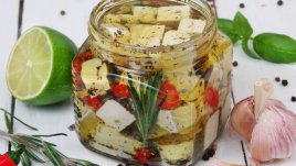 Мариновано козе сирене с подправки и зехтин