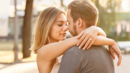 Как да разберете любовта му според това как ви целува 