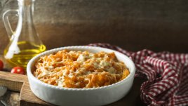 Пиле с паста и бекон на фурна 