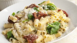 Паста с бекон, спанак и чери домати