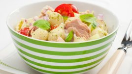 Салата с паста, пилешко и авокадо