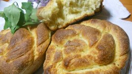 Козуначени питки с кисело мляко и локум