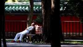 Партньорът ни хърка – как да спим спокойно?