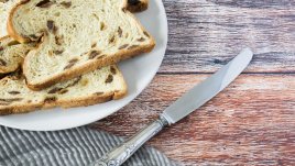 Сладък хляб със стафиди и масло