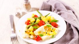 Печена риба със зеленчуци и картофи