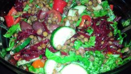 Индийска салата с леща, спанак и червено цвекло