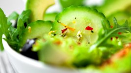 Великденска салата с рукола и авокадо