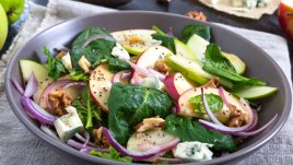 Салата със спанак, ябълка и фета сирене