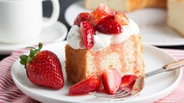 Ягодов кекс с кокосов топинг