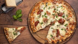 Бърза домашна пица със салам и моцарела