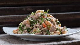 Салата с риба тон и пикантен дресинг