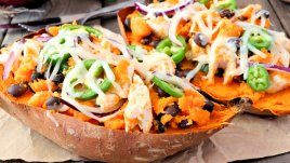 Пълнени сладки картофи с боб и авокадо