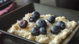 Овесена каша с чия и боровинки 