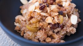 Киноа със стафиди, чия и бадемово мляко