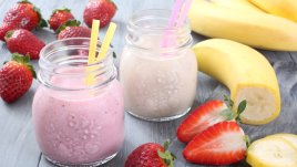 Шейк с йогурт, ягоди и банан