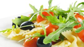 Гръцка салата с паста и пиле