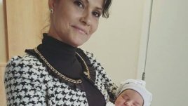 Камелия Воче позира с внучката си