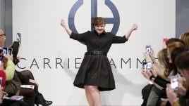 Модел със синдром на Даун дефилира в модно ревю