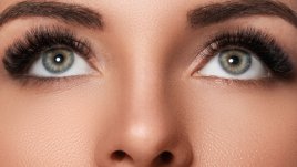 Как да имитирате по-плътни мигли с помощта на спиралата 