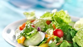 Зелена салата с кашкавал и маслини