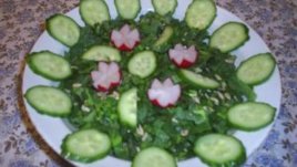 Зелена салата с лапад и слънчогледови семки