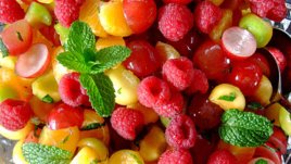 Плодова салата с малини