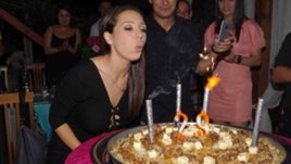 Мика Стоичкова празнува рожден ден с арабско парти