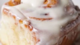 Канелени рула с глазура от крема сирене 