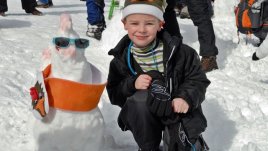 Биберони на шейни и DJ-снежен човек