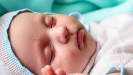 До колко години бебето да спи при родителите?