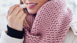 5 начина да се справите с напуканите устни през зимата 