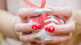 Празничен маникюр с червен лак