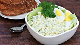 Салата с яйца и сирене котидж