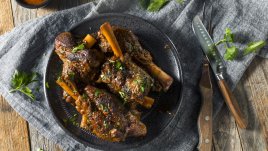 Задушен агнешки джолан с розмарин и магданоз