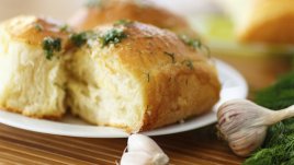 Домашен чеснов хляб с билки