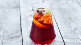 Сангрия с розе, ром и бренди